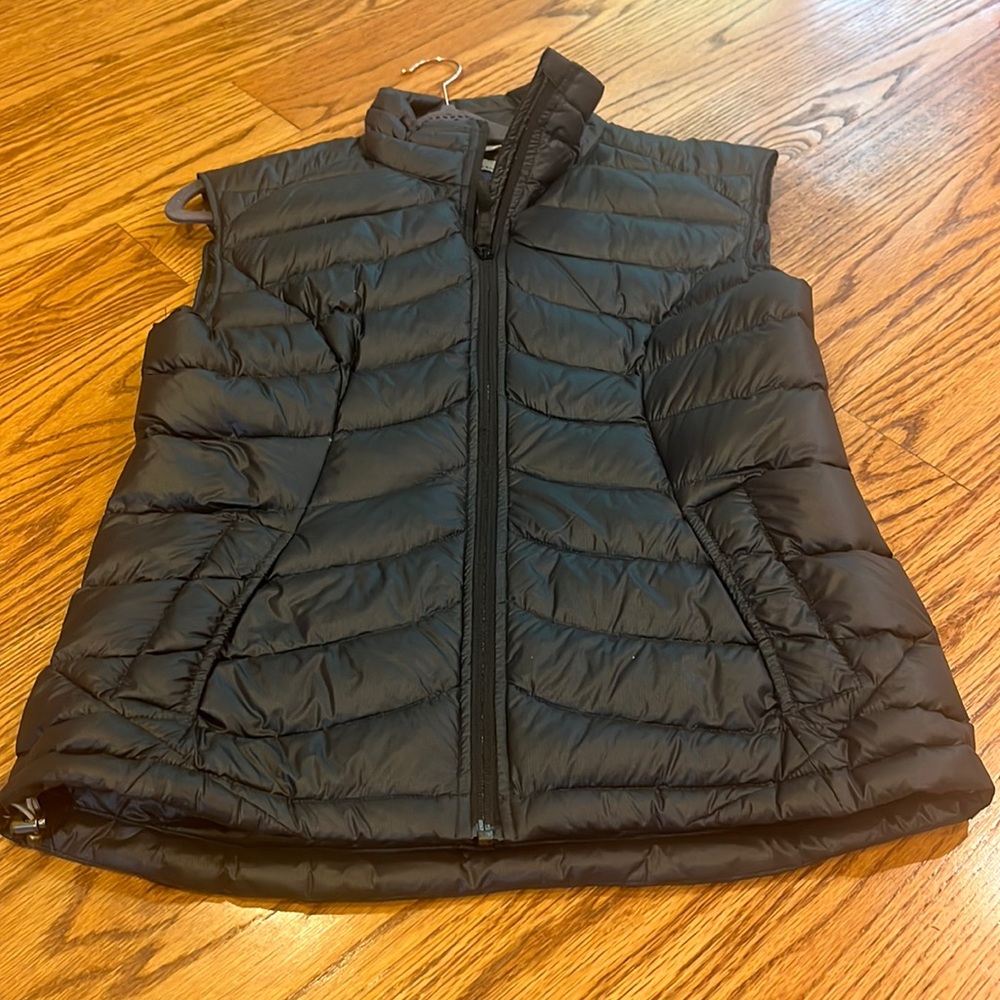 Track & Field Woman’s Black Puffer Vest Size L
